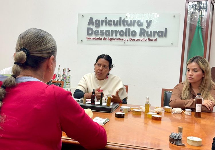 Miel poblana fortalece proyectos productivos encabezados por mujeres rurales