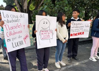FNERRR realiza cadena humana en Atlixco para exigir atención a demandas estudiantiles