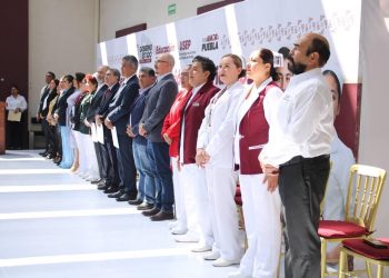 Entrega SEP cofias y distintivos a estudiantes de la USEP