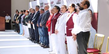 Entrega SEP cofias y distintivos a estudiantes de la USEP