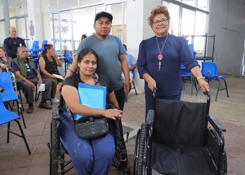 Tere Alfaro entrega aparatos funcionales en beneficio de familias de Cuautlancingo