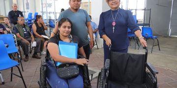 Tere Alfaro entrega aparatos funcionales en beneficio de familias de Cuautlancingo