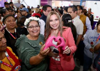 Con cercanía y sensibilidad, Ceci Arellano comparte con familias en cierre de Feria de Puebla