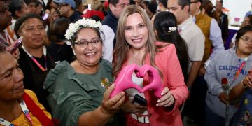 Con cercanía y sensibilidad, Ceci Arellano comparte con familias en cierre de Feria de Puebla