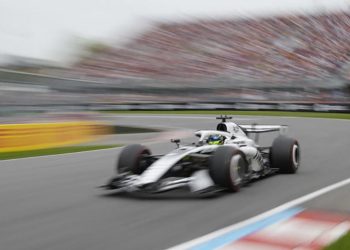 Primer abandono de «Checo» Pérez tras reventarse un neumático y romperse la suspensión derecha