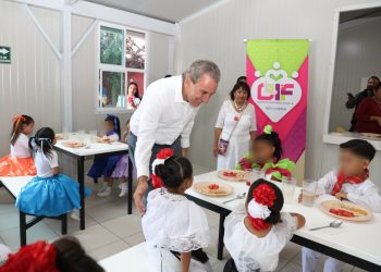 Visita Pepe Chedraui desayunador escolar en el Jardín de Niños «La Flor»