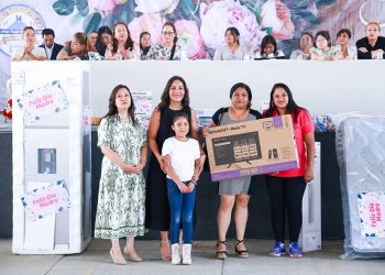 Lupita Cuautle reconoce a madres sanandreseñas con entrega de obsequios en escuelas