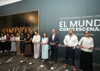 Pepe Chedraui inaugura la exposición “Viajando con Timoteo. El mundo como escenario”