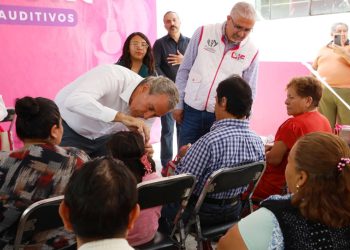 Pepe Chedraui, a través del programa “Oír para Vivir”, entrega 50 aparatos auditivos
