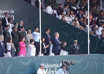 Asiste Pepe Chedraui al desfile cívico-militar por el 164 aniversario de la Batalla de Puebla