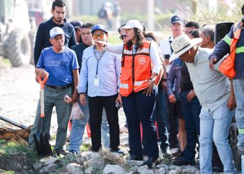 Lupita Cuautle lleva mantenimiento integral a vialidades de Cacalotepec