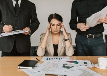Agotados y en silencio: la epidemia de salud mental que crece dentro de las oficinas mexicanas