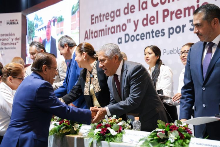 Reconoce SEP trayectoria a casi 2 mil docentes por 30 y 40 años de servicio