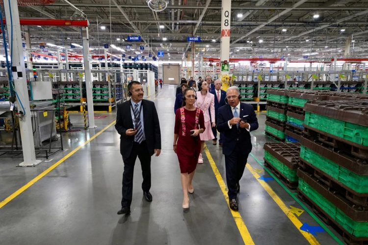 En Estado de México, presidenta Sheinbaum anuncia producción de Chevrolet Aveo en el país