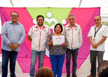 Gradúa DIF Puebla Capital a 44 personas adultas mayores del Taller de Computación