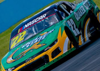 Tovar firma remontada épica en Puebla y rescata un top 10 en Nascar México Series