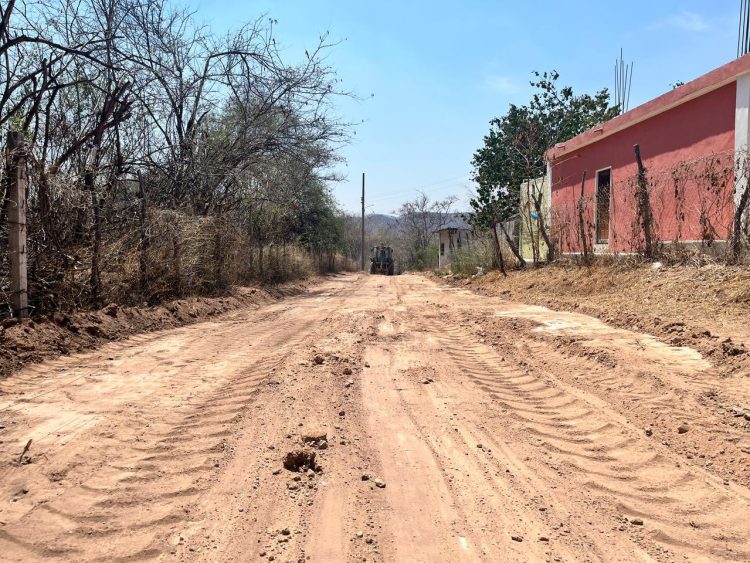 Edil de Tecomatlán atiende peticiones