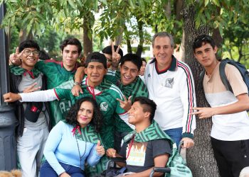 Convive Pepe Chedraui en el Zócalo durante la transmisión del partido de la Selección Mexicana