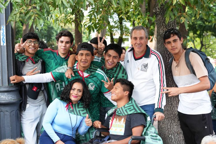 Convive Pepe Chedraui en el Zócalo durante la transmisión del partido de la Selección Mexicana