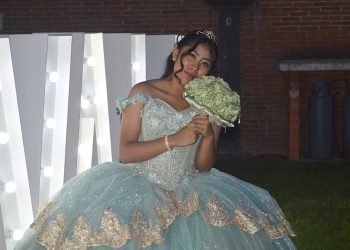 La bella Valeria arribó a sus 15 primaveras y fue festejada a lo grande