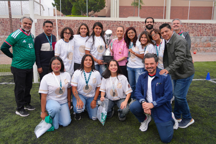 En San Luis Potosí, presidenta Sheinbaum convive con jugadoras y jugadores del Mundial Social