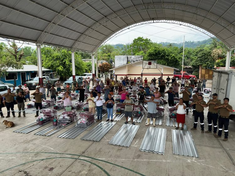Gobierno estatal entrega apoyos a afectados en Xicotepec