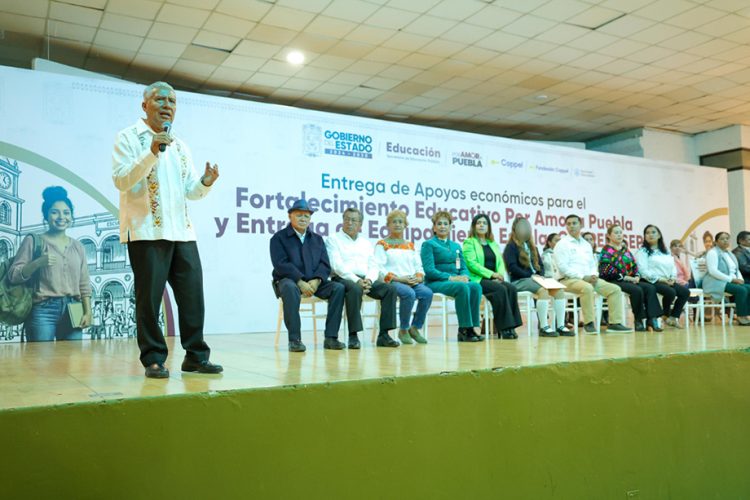 Entrega SEP más de 12 mil becas a estudiantes