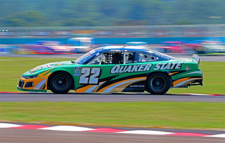 Tovar llega a Querétaro por la bandera de cuadros de Nascar México
