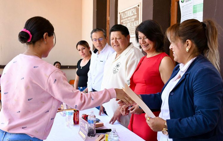 Estudiantes de Tlaltenango reciben becas para continuar sus estudios en la UTH