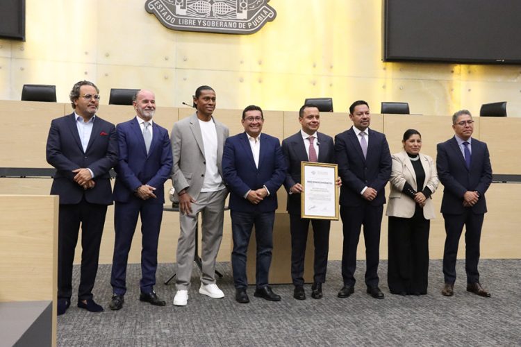 Reconocen en el Congreso del Estado al presidente del Club de Futbol Cruz Azul, Víctor Manuel Velázquez
