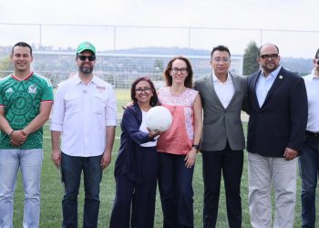 Inaugura Gobernadora cancha del programa Mundial Social en Apetatitlán