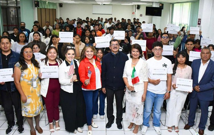 Entrega UTH becas alimenticias, académicas y deportivas; 203 estudiantes beneficiados