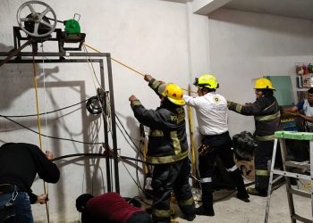 Con éxito se realiza rescate de dos personas en pozo