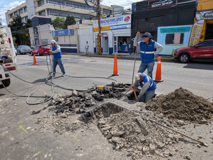 Infraestructura exige a Agua de Puebla reparar fugas y reponer pavimento que levantan