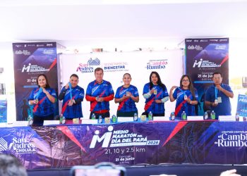 Presenta Lupita Cuautle playera y medalla de la 12ª edición del Medio Maratón del Día del Papá 2026