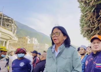 Delcy Rodríguez visita La Guaira y confirma la llegada de rescatistas internacionales
