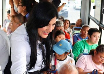 Delfina Pozos establece una “Ruta Ciudadana” y aborda unidades de transporte para escuchar a usuarios del transporte público y recoge denuncias sobre inseguridad en rutas de Puebla
