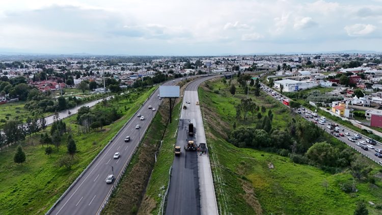Secretaría de Infraestructura tiende micro carpeta en Periférico Ecológico para seguridad vial