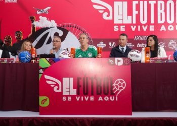 Pepe Chedraui se reúne con poblanas y poblanos en Megaintercambio de Estampas Mundialistas