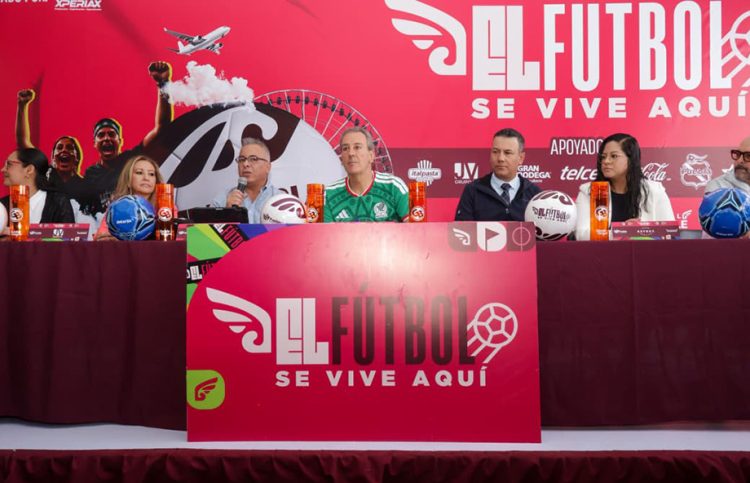 Pepe Chedraui se reúne con poblanas y poblanos en Megaintercambio de Estampas Mundialistas