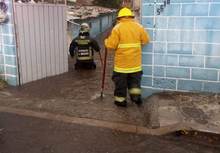 Atienden cuerpos de emergencia atienden daños por las lluvias