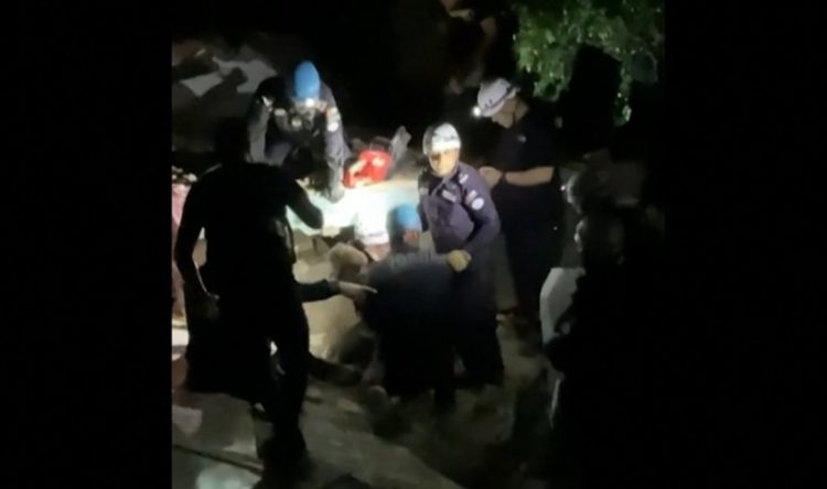 Hallan con vida a niño de 3 años tras las escombros en Venezuela