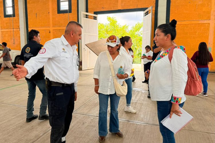 Protección Civil entrega apoyos a afectados en Huehuetla