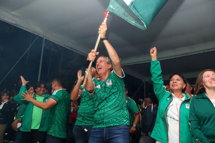 Convive Pepe Chedraui con familias poblanas durante el encuentro de la Selección Mexicana