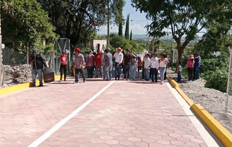 Pavimentan la calle El Pino, en Barrio Dolores