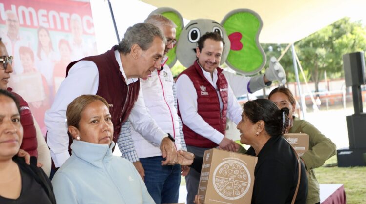 Pepe Chedraui entrega más de 4 mil despensas a familias de San Baltazar Tetela