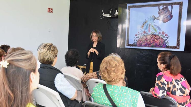 Realizan plática de concientización en grupos gerontológicos
