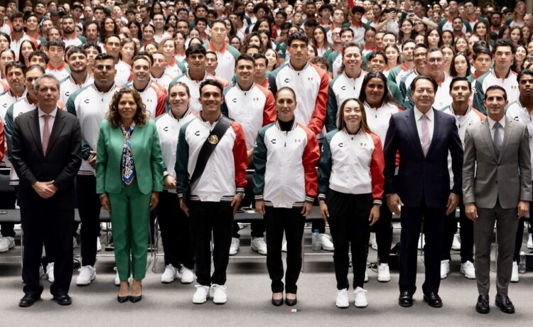 Claudia Sheinbaum abandera a la delegación mexicana que participará en los XXV Juegos Centroamericanos y del Caribe