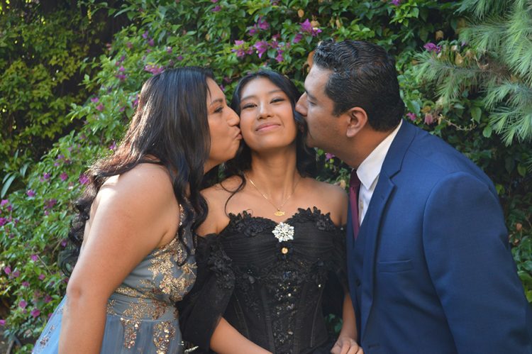 Con gran ilusión arribó a sus XV primaveras la hermosa Lizeth