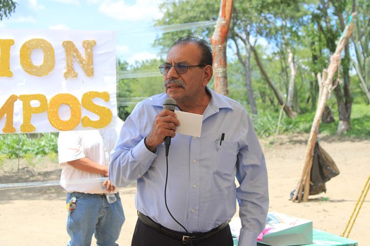 Presidente municipal refrenda su compromiso con la escuela comunitaria CONAFE